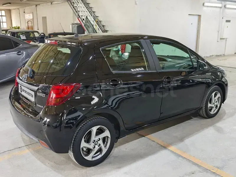 Usado Toyota Yaris Hybrid Active 100 CV (73 kW) 2016 Negro Berlina