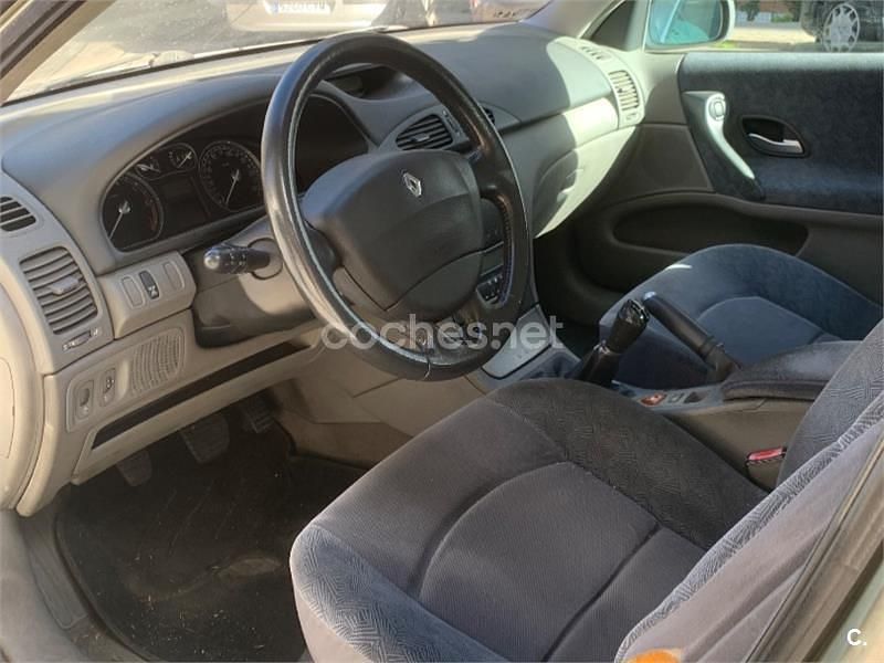 Usado Renault Laguna II Expression 123 CV (90 kW) 2001 Beige Berlina