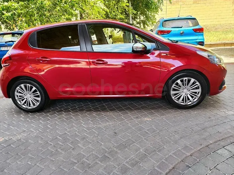 Usado Peugeot 208 Style 82 CV (60 kW) 2017 Granate Utilitario