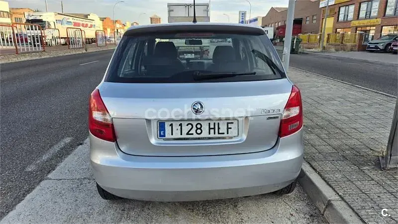 Usado Skoda Fabia Ambition 60 CV (44 kW) 2012 Gris / plata Berlina