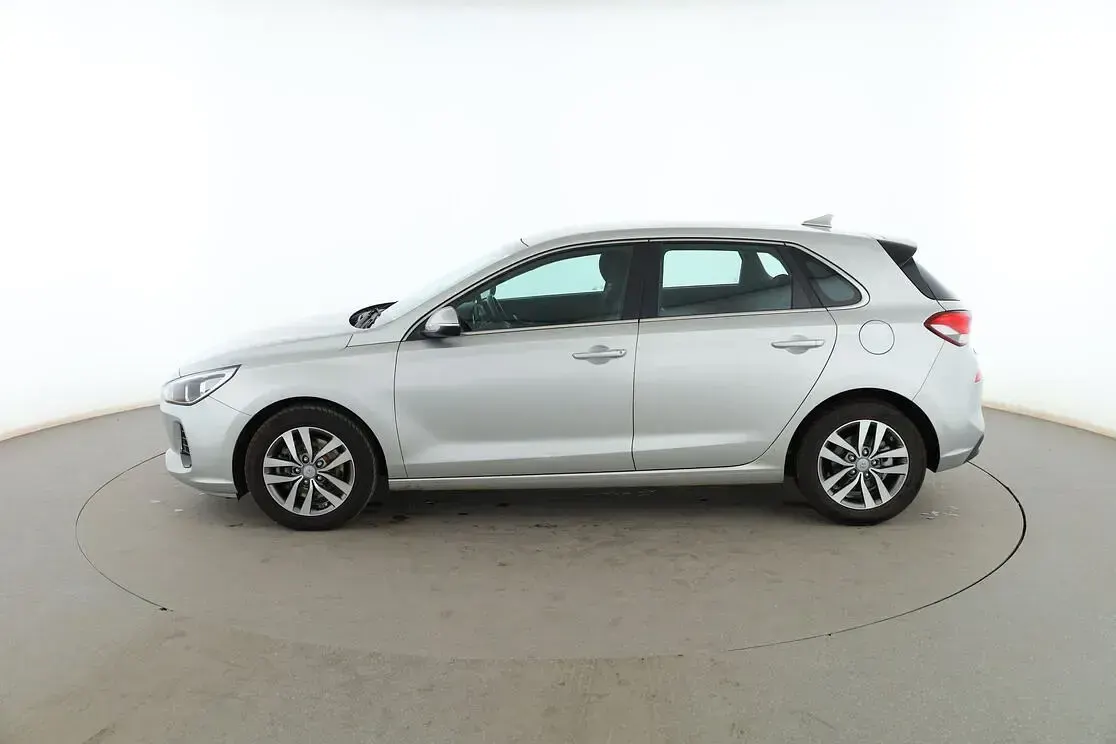 Usado Hyundai i30 140 CV (102 kW) 2017 Gris Berlina