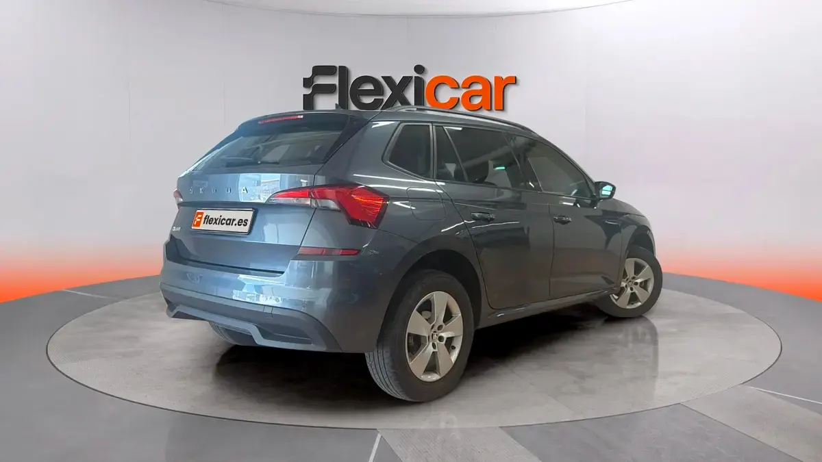Usado Skoda Kamiq Active 95 CV (69 kW) 2021 Gris SUV