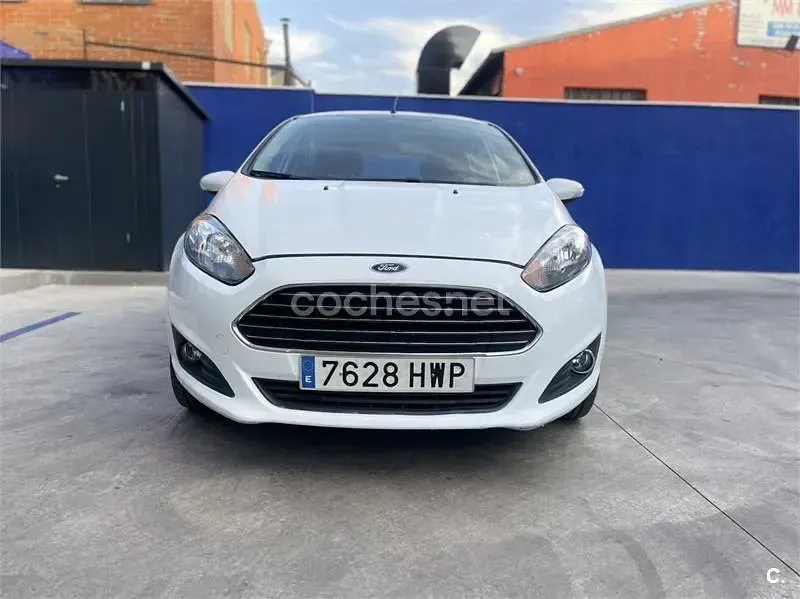 Usado Ford Fiesta Trend 100 CV (73 kW) 2014 Blanco Utilitario
