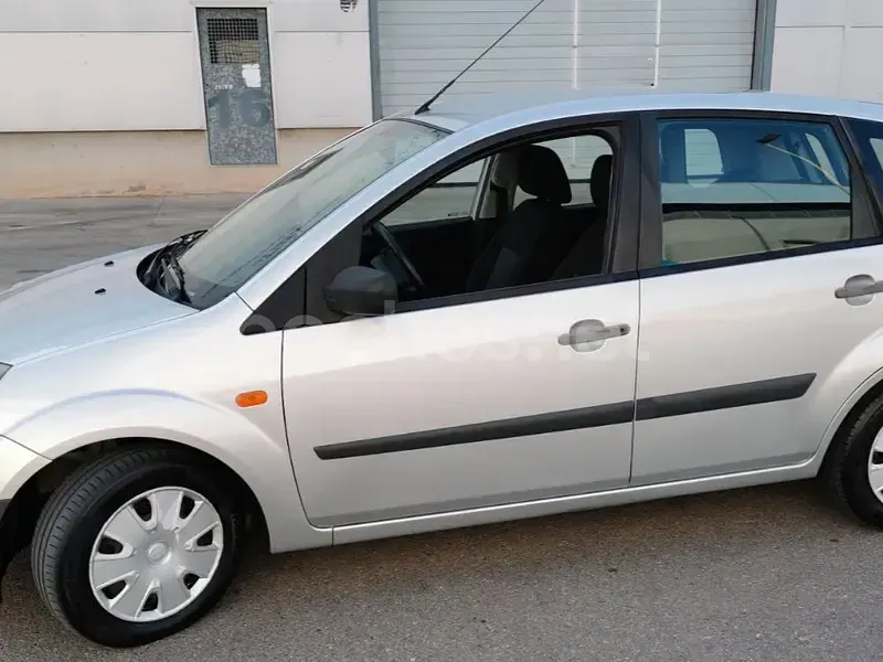 Usado Ford Fiesta Ambiente 68 CV (50 kW) 2009 Gris / plata Berlina