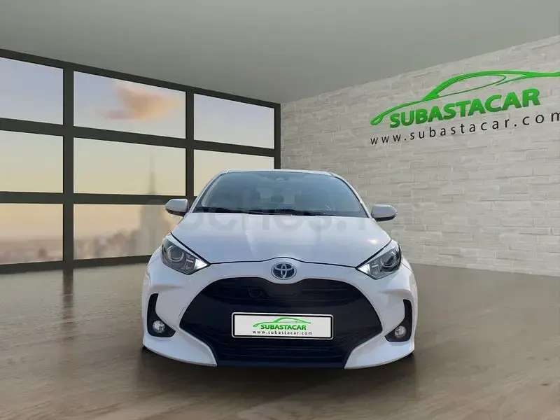 Usado Toyota Yaris Hybrid Business Edition 116 CV (85 kW) 2022 Blanco Berlina