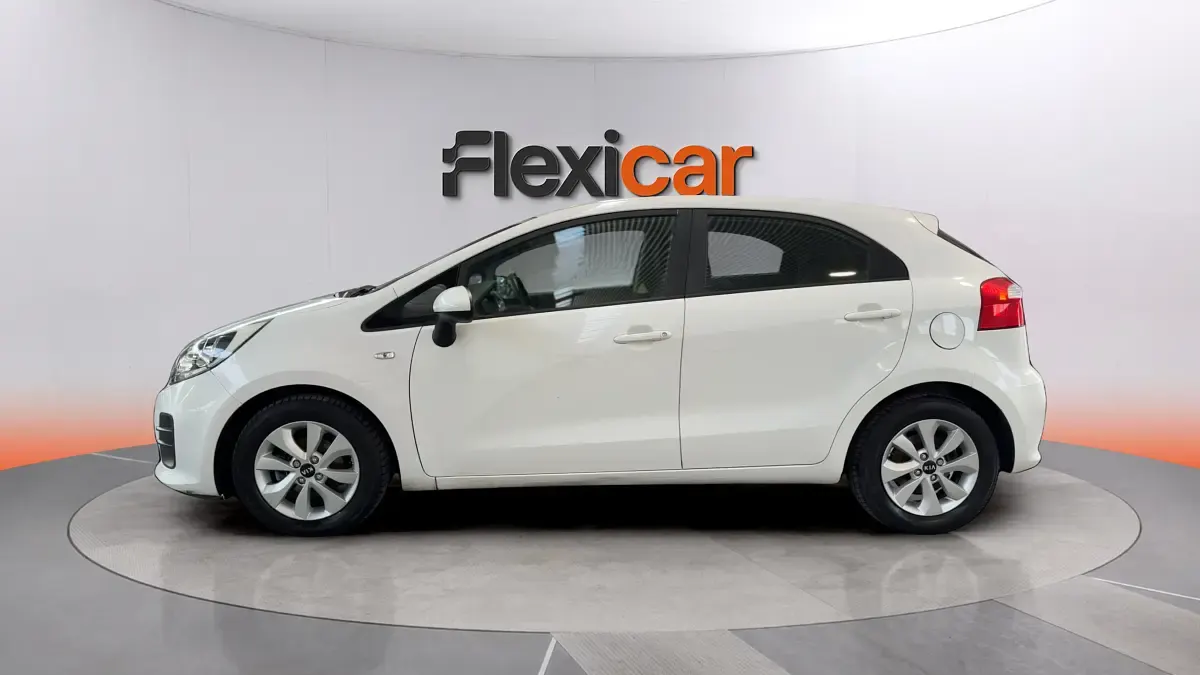 Usado Kia Rio 75 CV (55 kW) 2017 Blanco Berlina