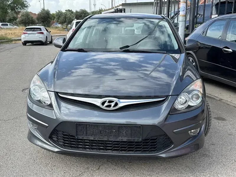 Usado Hyundai i30 Comfort 109 HP (80 kW) 2011 Cinzento Sedan