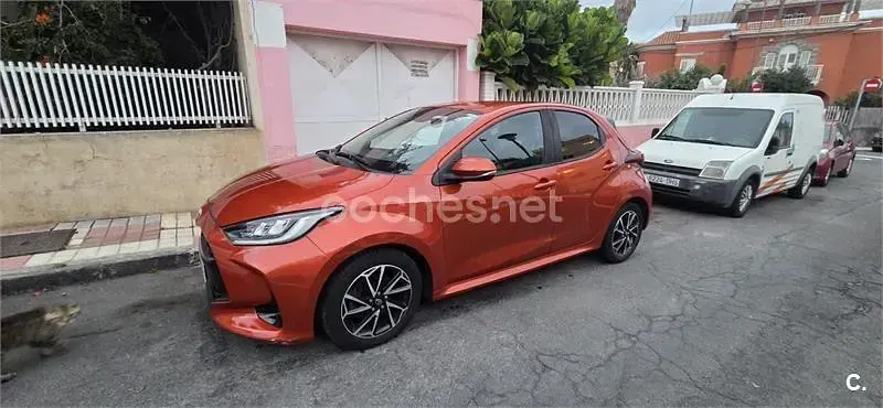 Usado Toyota Yaris Hybrid Style 116 CV (85 kW) 2022 Rojo Berlina