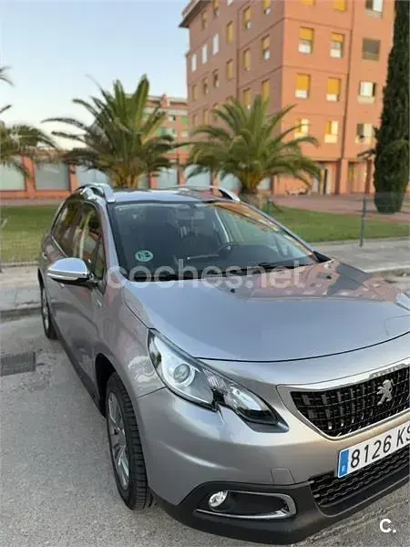 Usado Peugeot 2008 Style 100 CV (73 kW) 2018 Gris / plata SUV