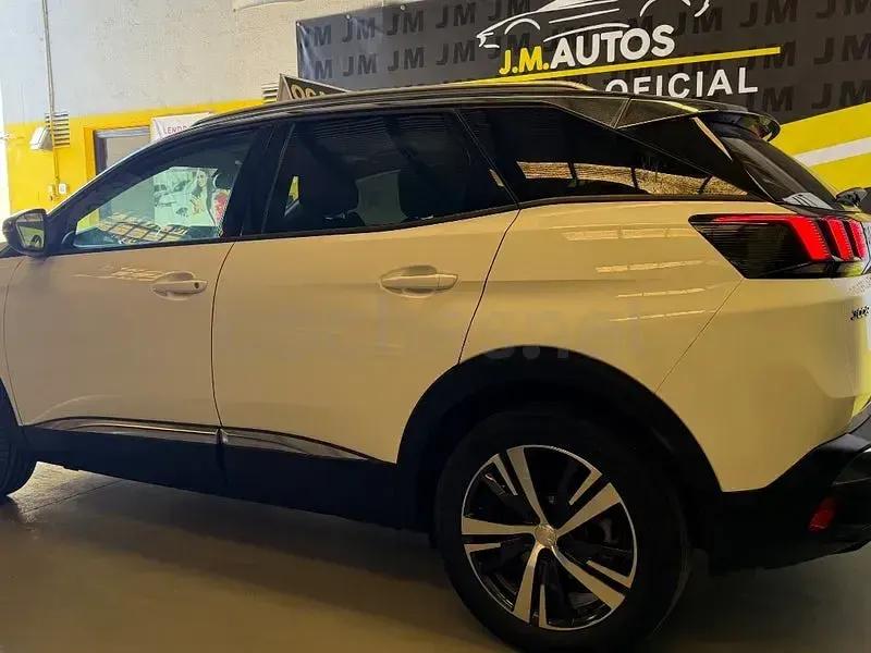 Usado Peugeot 3008 Allure 130 CV (95 kW) 2019 Blanco SUV