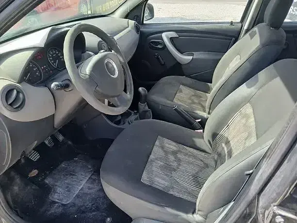 Usado Dacia Sandero Ambiance 75 CV (55 kW) 2011 Gris