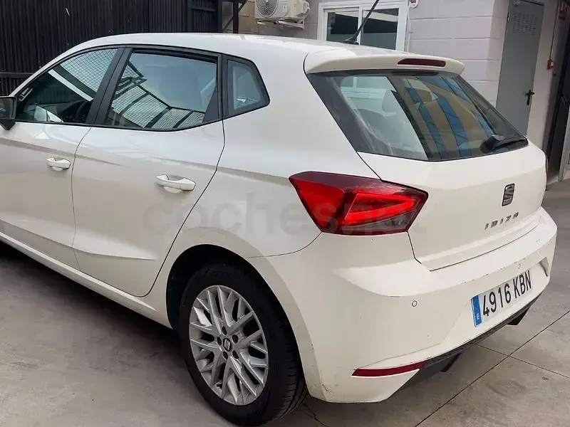 Usado Seat Ibiza Reference 95 CV (69 kW) 2017 Blanco Berlina