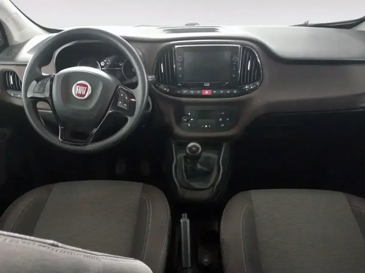 Usado Fiat Doblò Trekking 120 CV (88 kW) 2022 Blanco Monovolumen