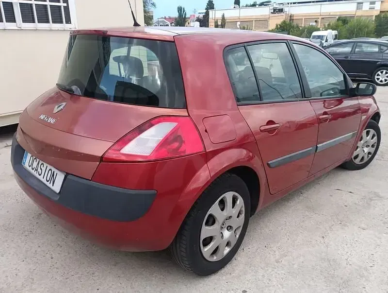 Usado Renault Mégane Dynamique 85 CV (62 kW) 2005 Rojo Berlina