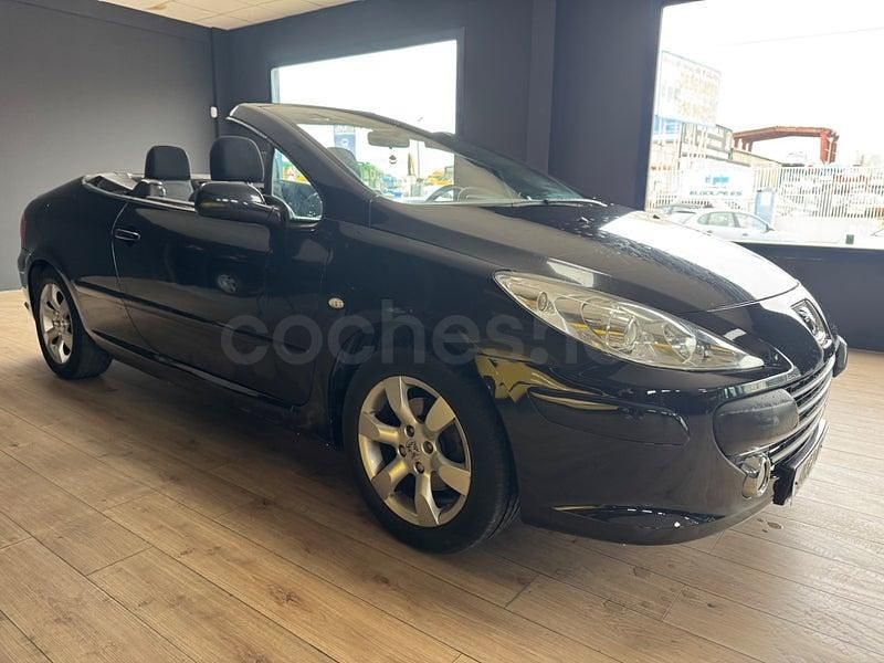 Usado Peugeot 307 CC 110 CV (80 kW) 2008 Negro Descapotable
