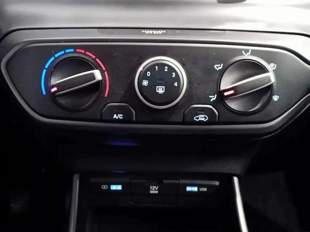 Usado Hyundai i20 100 CV (73 kW) 2023 Gris/plata Utilitario