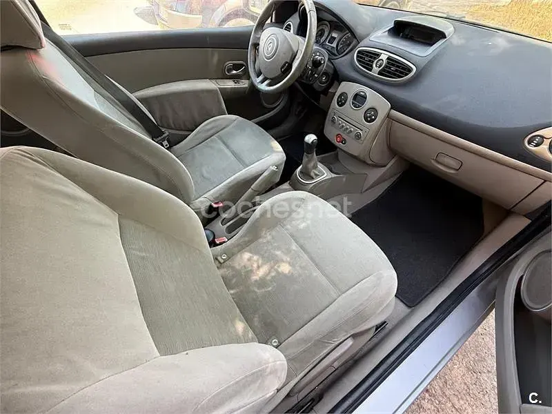 Usado Renault Clio II Privilege 100 CV (73 kW) 2006 Gris / plata Berlina