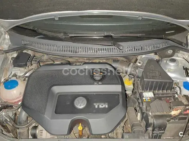 Usado VW Polo Advance 100 CV (73 kW) 2006 Gris / plata Utilitario