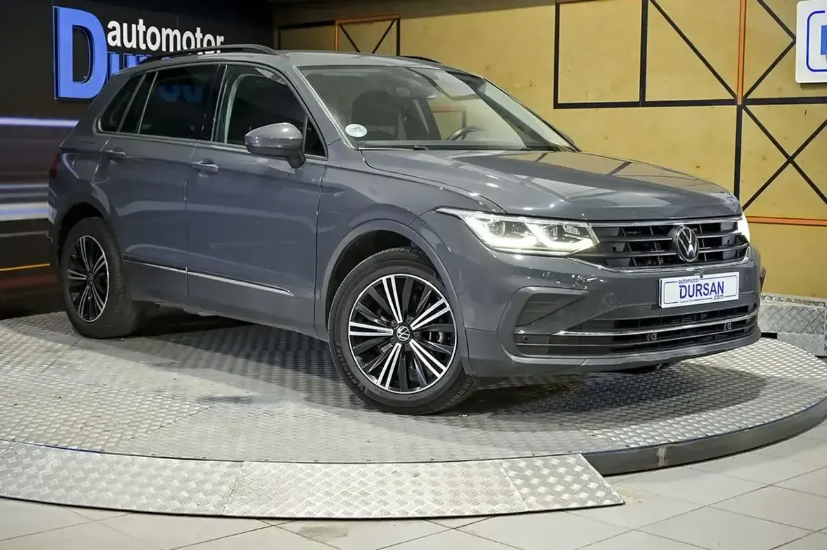 Usado VW Tiguan Life 150 CV (110 kW) 2022 Gris / plata SUV