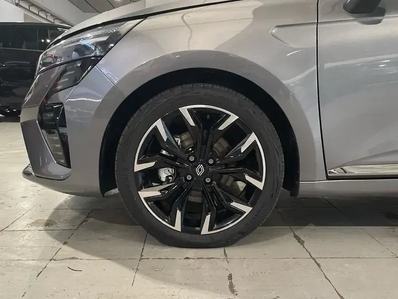 Nuevo Renault Clio V Techno 145 CV (106 kW) 2025 Gris Berlina