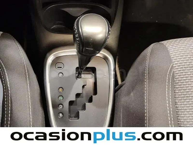 Usado Toyota Yaris Hybrid Active 100 CV (73 kW) 2016 Blanco Berlina