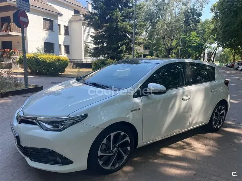 Usado Toyota Auris Hybrid 136 CV (100 kW) 2015 Blanco Berlina