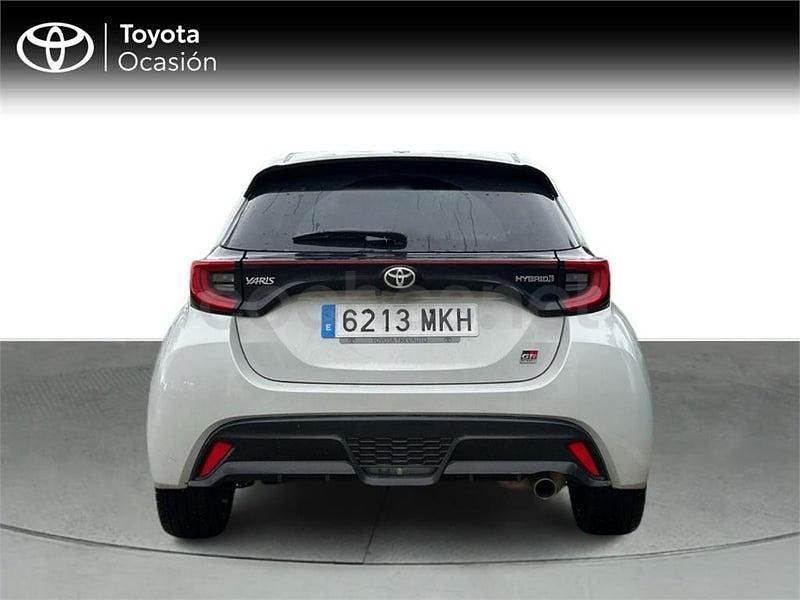 Usado Toyota Yaris Hybrid Sport 116 CV (85 kW) 2023 Gris / plata Berlina