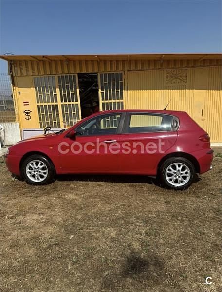 Rojo Usado 2002 Alfa Romeo 147 Distinctive Utilitario | 2000 € (Super precio) - Imagen 1/1