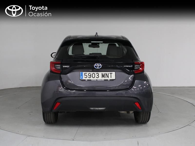 Usado Toyota Yaris Hybrid Active 116 CV (85 kW) 2024 Gris / plata Berlina