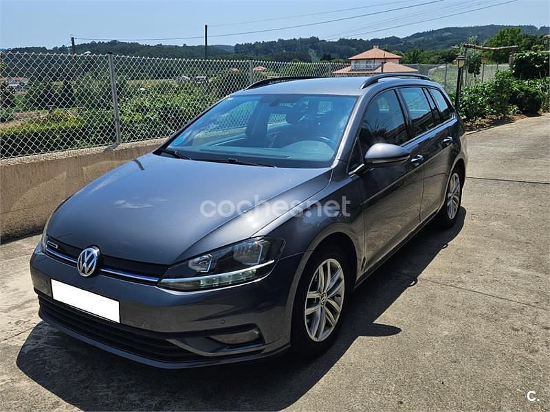 Gris / plata Usado 2020 VW Golf VIII Edition Familiar | 12.500 € (Precio justo) - Imagen 1/4