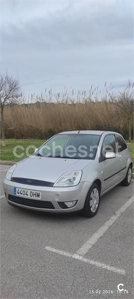 Usado Ford Fiesta 80 CV (58 kW) 2005 Gris / plata Utilitario