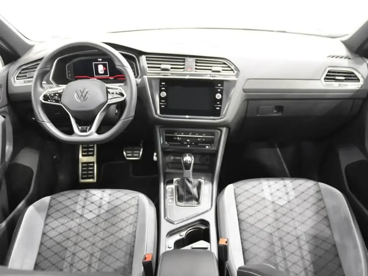Usado VW Tiguan R-line 150 CV (110 kW) 2022 Gris/plata SUV