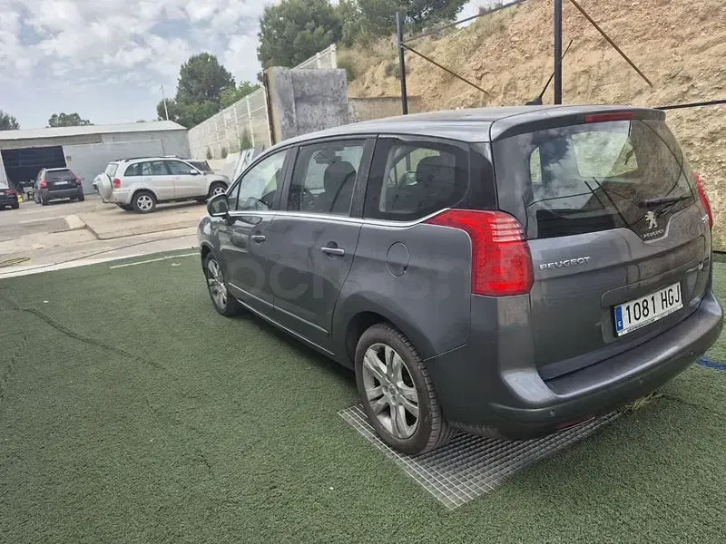 Usado Peugeot 5008 Family 112 CV (82 kW) 2012 Gris / plata Monovolumen