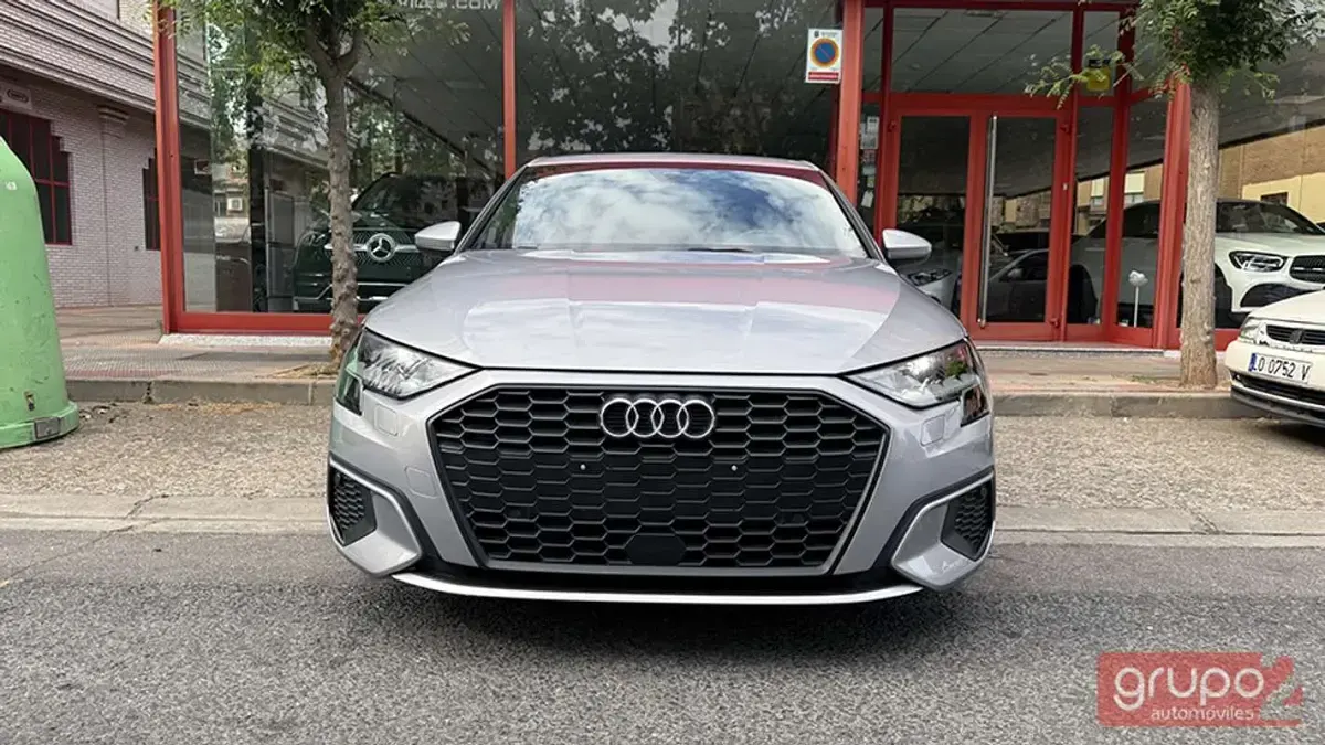 Usado Audi A3 116 CV (85 kW) 2023 Plateado Berlina