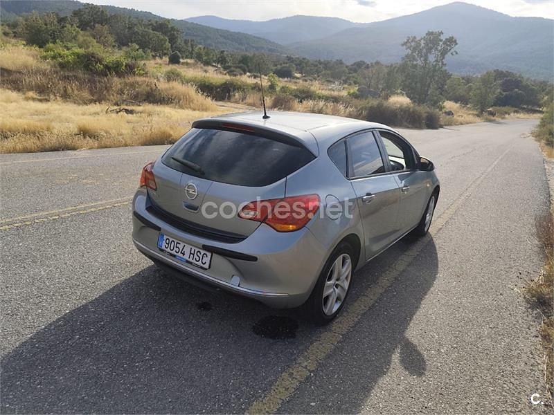Gris / plata Usado 2013 Opel Astra Selective Berlina | 8900 € (Un poco caro) - Imagen 1/4