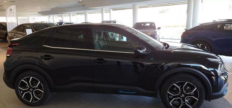 Usado Citroën e-C4 Shine 100 kW (136 CV) 2022 Negro perla nera Berlina