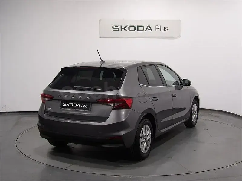 Usado Skoda Fabia Selection 95 CV (69 kW) 2025 Gris Utilitario