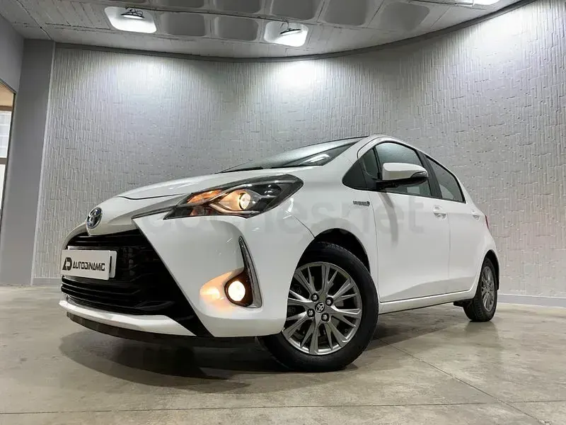 Usado Toyota Yaris Hybrid Active 100 CV (73 kW) 2018 Blanco Berlina