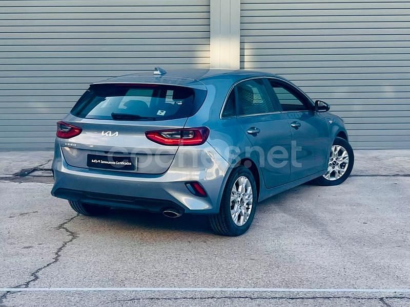 Usado Kia Ceed 120 CV (88 kW) 2024 Gris / plata Utilitario