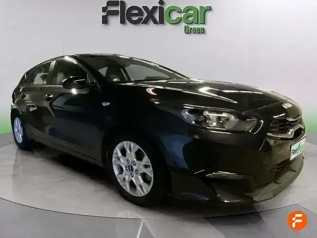 Usado Kia Ceed 136 CV (100 kW) 2023 Negro Utilitario