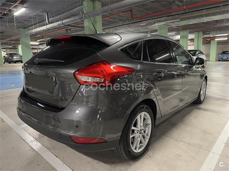 Usado Ford Focus Trend 125 CV (91 kW) 2017 Gris / plata Berlina