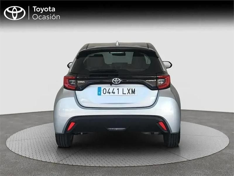 Usado Toyota Yaris Hybrid Active 116 CV (85 kW) 2022 Gris Monovolumen