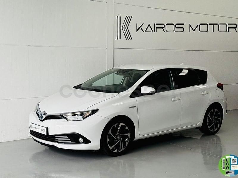 Usado Toyota Auris Hybrid Active 136 CV (100 kW) 2015 Blanco Berlina