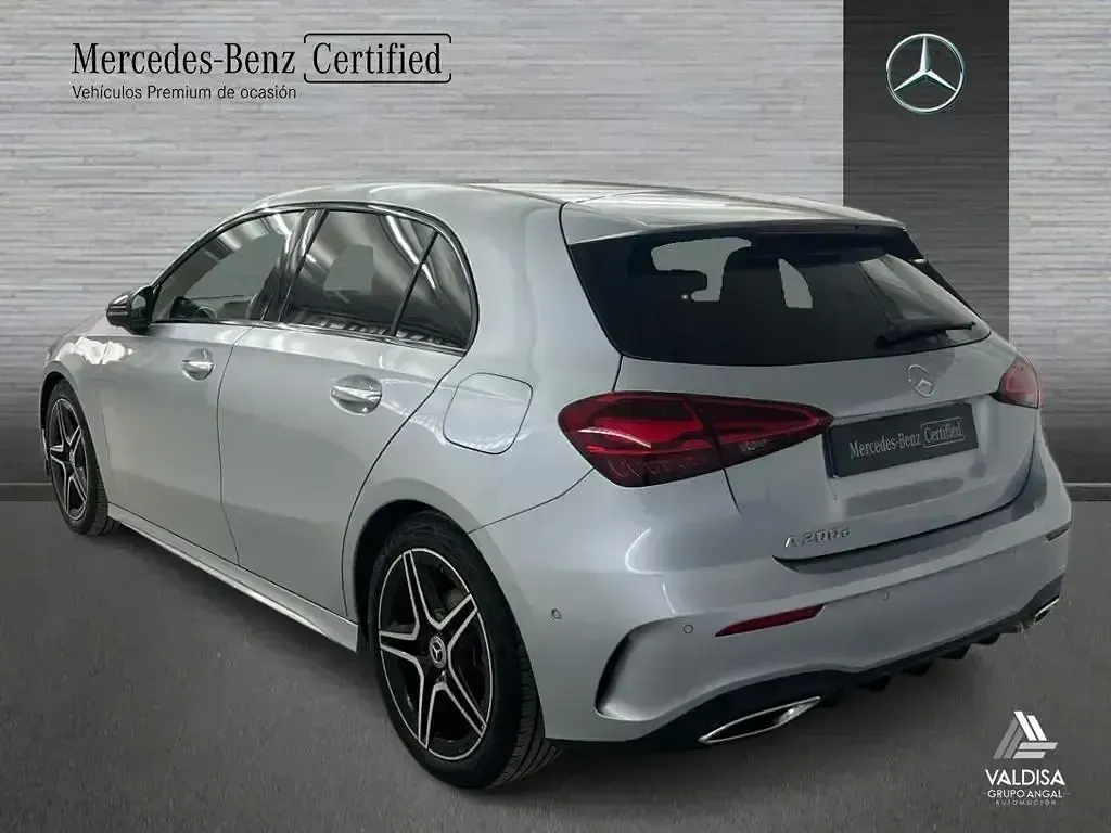 Usado Mercedes A200 AMG line 150 CV (110 kW) 2025 Gris / plateado Berlina