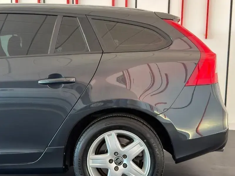 Usado Volvo V60 Momentum 115 CV (84 kW) 2015 Gris / plata Familiar
