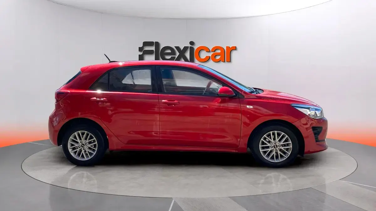 Usado Kia Rio 101 CV (74 kW) 2021 Rojo Berlina