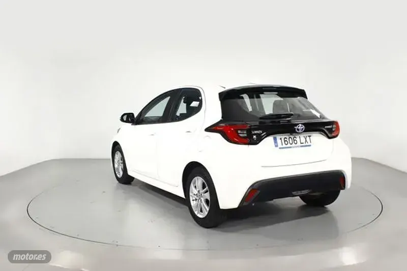 Usado Toyota Yaris Hybrid Active 116 CV (85 kW) 2022 Blanco Berlina