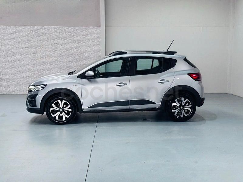 Usado Dacia Sandero Comfort 101 CV (74 kW) 2021 Gris / plata Berlina