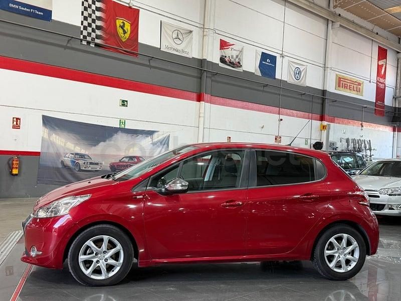 Usado Peugeot 208 Style 92 CV (67 kW) 2014 Granate Utilitario