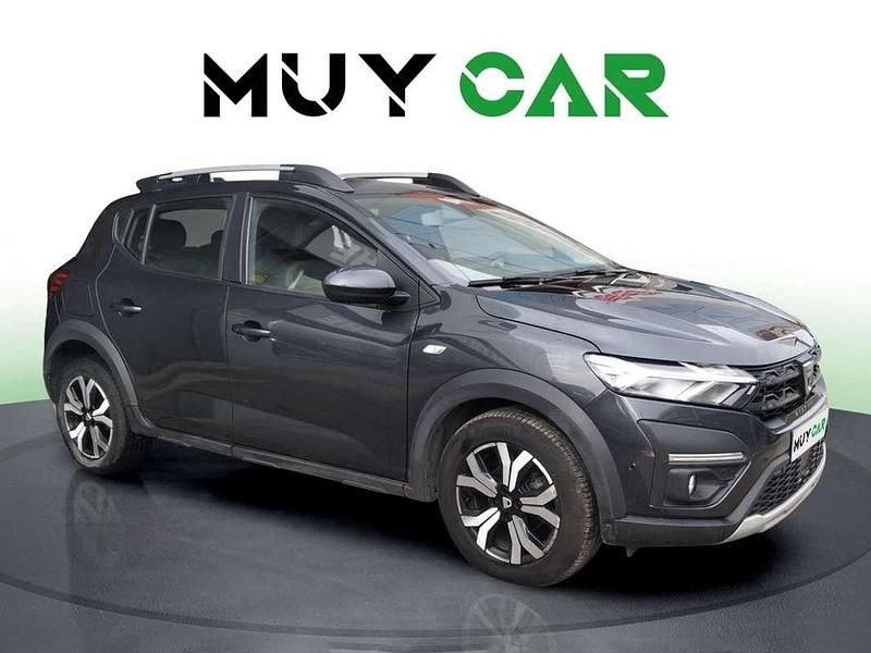 Usado Dacia Sandero Comfort 91 CV (66 kW) 2021 Gris Utilitario